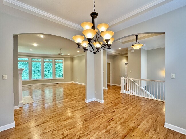 Building Photo - 124 Vinita Ln