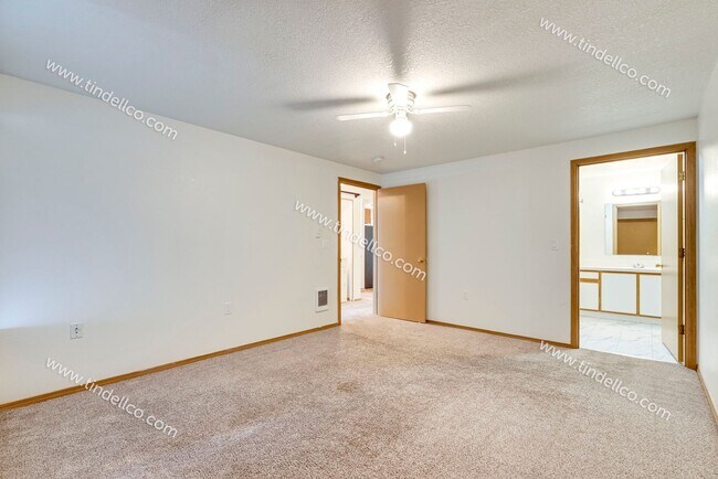 Building Photo - Spacious Pet-Friendly Ground Level Unit w/ Parking Included!
