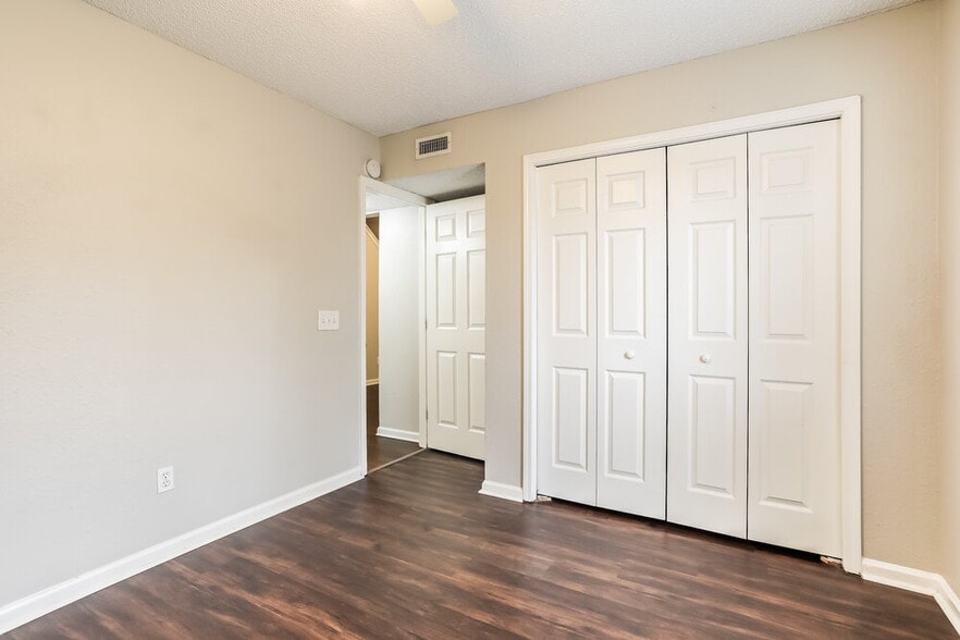 Building Photo - 1853 Alberta Ct N