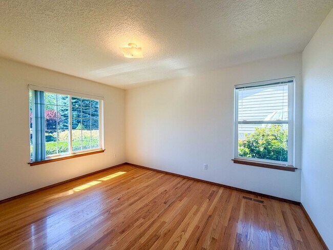 Building Photo - 364 SE Davis Ct