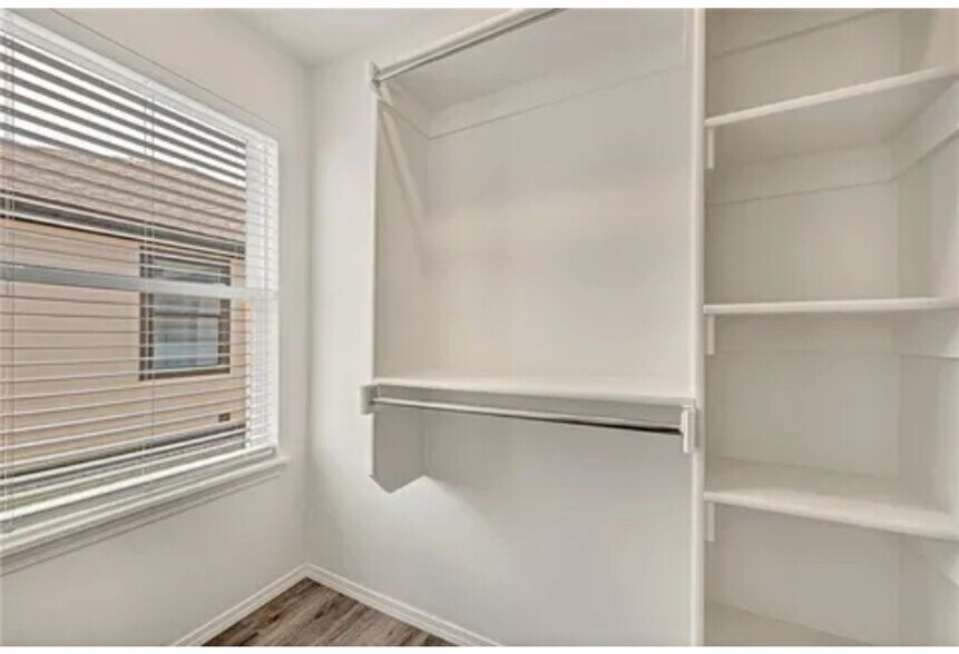 Building Photo - 820 S Benchmark Ln