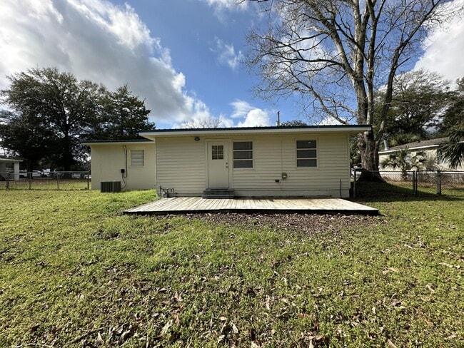 Building Photo - 110 Tyner Dr