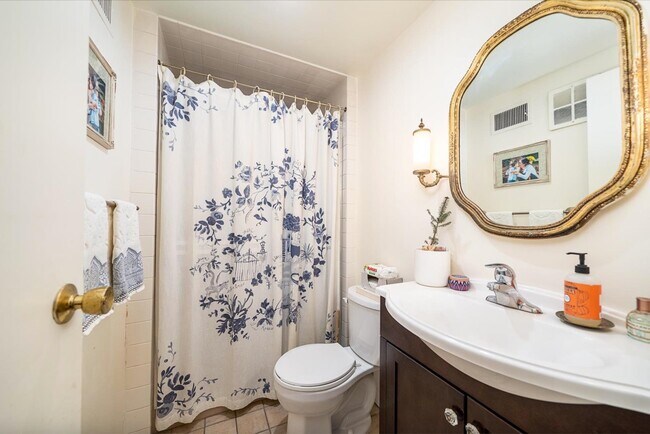 Building Photo - 829-831 Hudson St