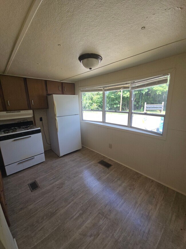 Building Photo - 93 Oakwood Cir