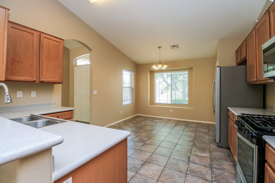 Building Photo - 2175 W Goldmine Mountain Dr