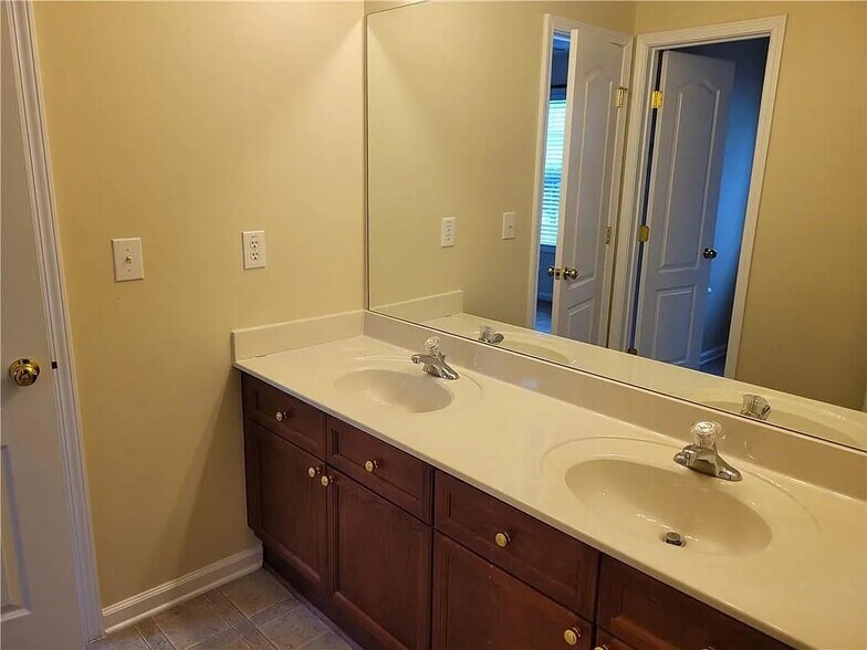 Building Photo - 2425 Clock Face Ct