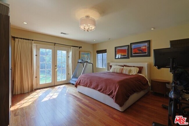 Building Photo - 4722 Ventura Canyon Ave