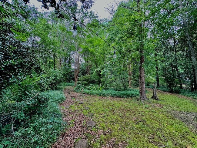 Building Photo - Super Cute Cottage 1 mile from Toomers Corner