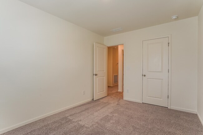 Building Photo - Fantastic 3bd/2ba home! Coming soon!