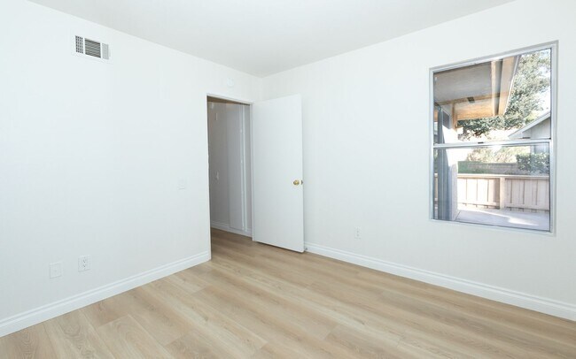 Building Photo - Clean and Ready Newport Model