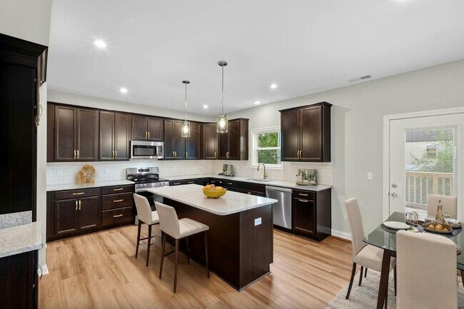 Building Photo - 453 Friendly Ave