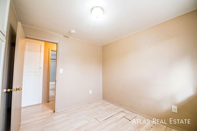 Building Photo - Spacious 3 Bedroom Available now!