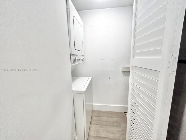 Building Photo - 6340 La Costa Dr