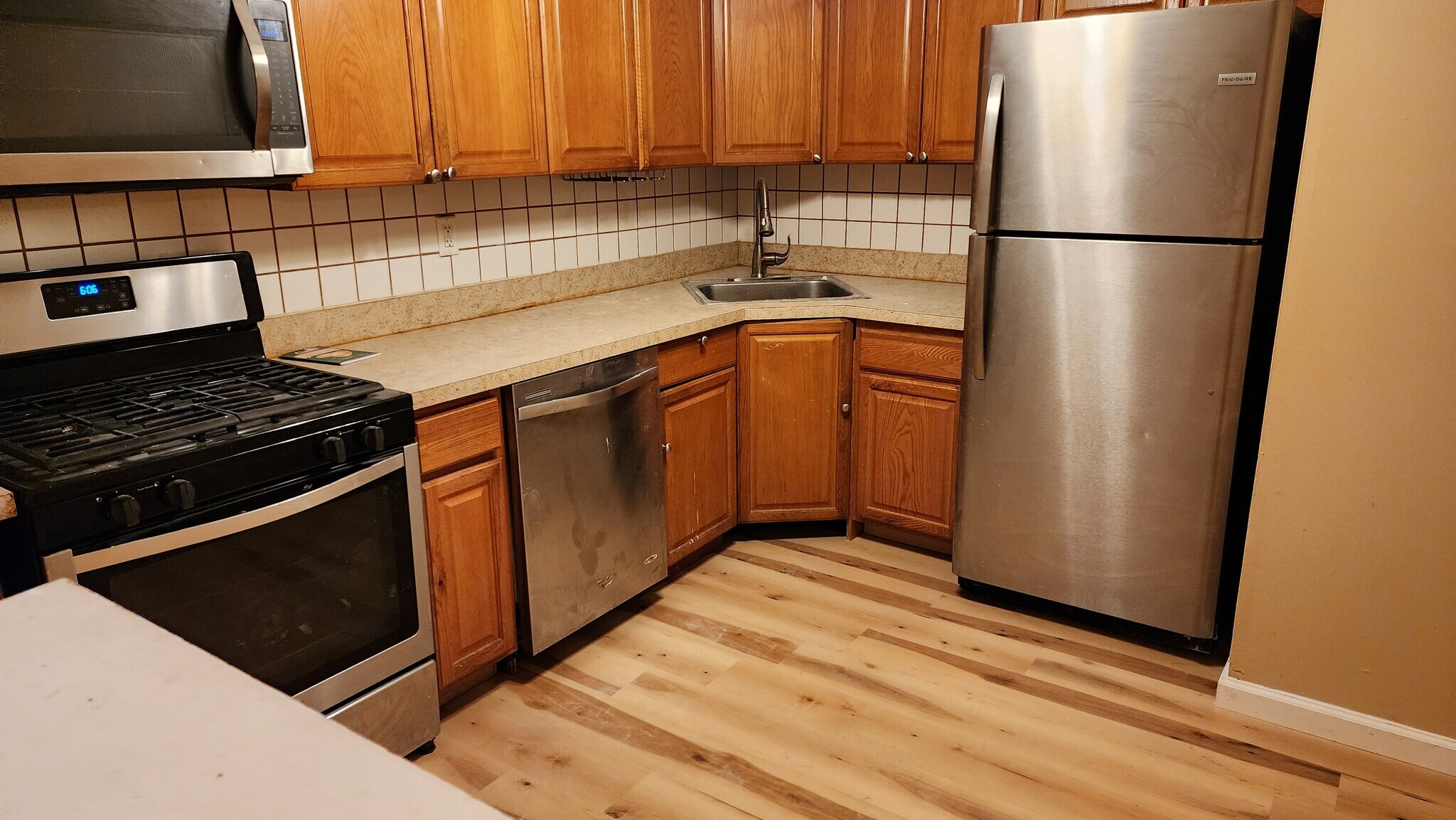 Building Photo - 252 College Dr