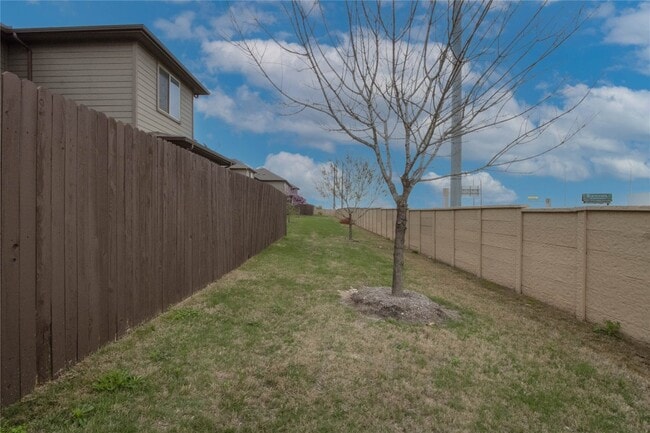 Building Photo - 2880 Donnell Dr