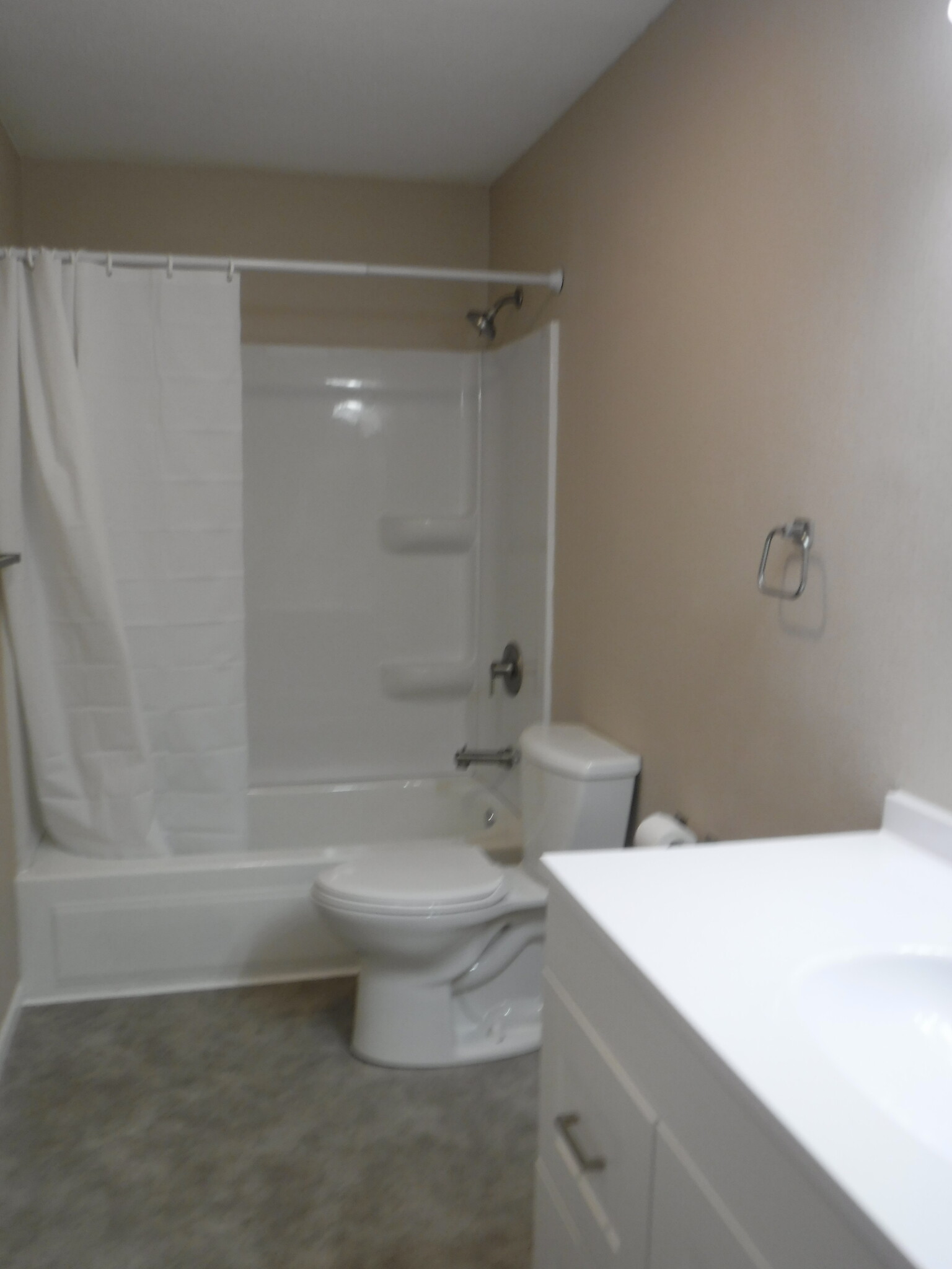 Full Bath - 5305 Redwood Ln