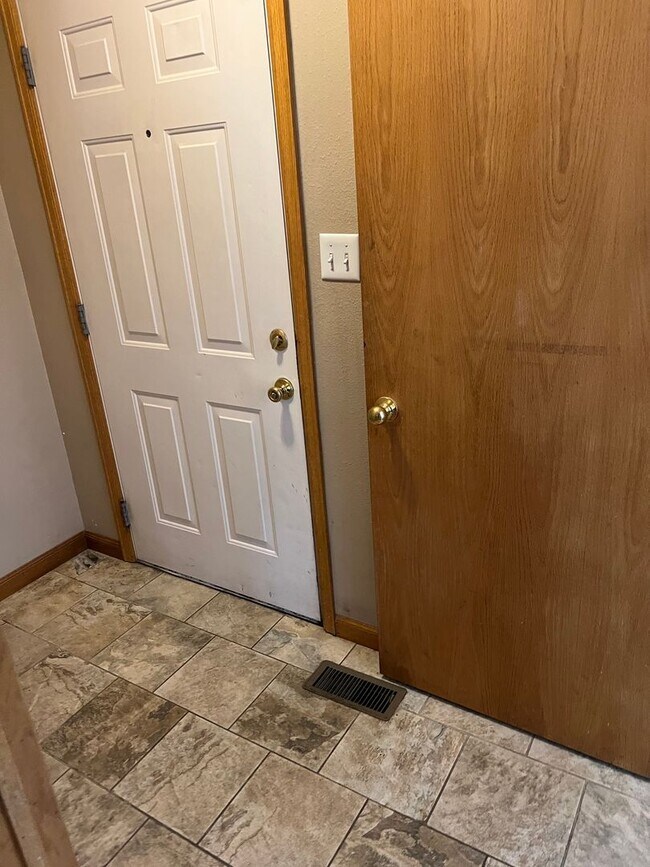 Building Photo - AVAILABLE NOW - BEAUTIFUL 6 bedroom home F...