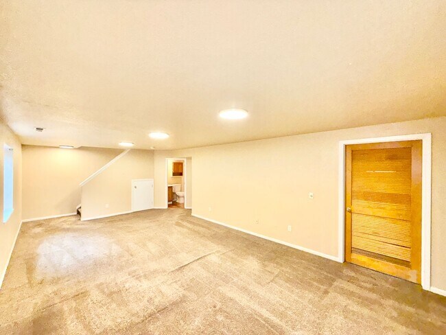 Building Photo - 6050 Emma Ln