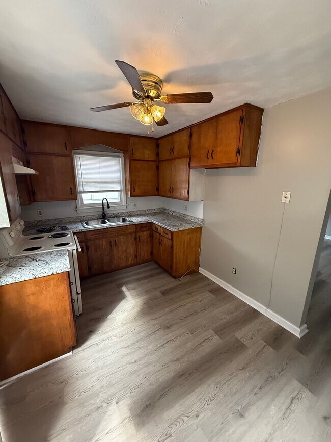 Building Photo - 2 Bed / 1 Bath