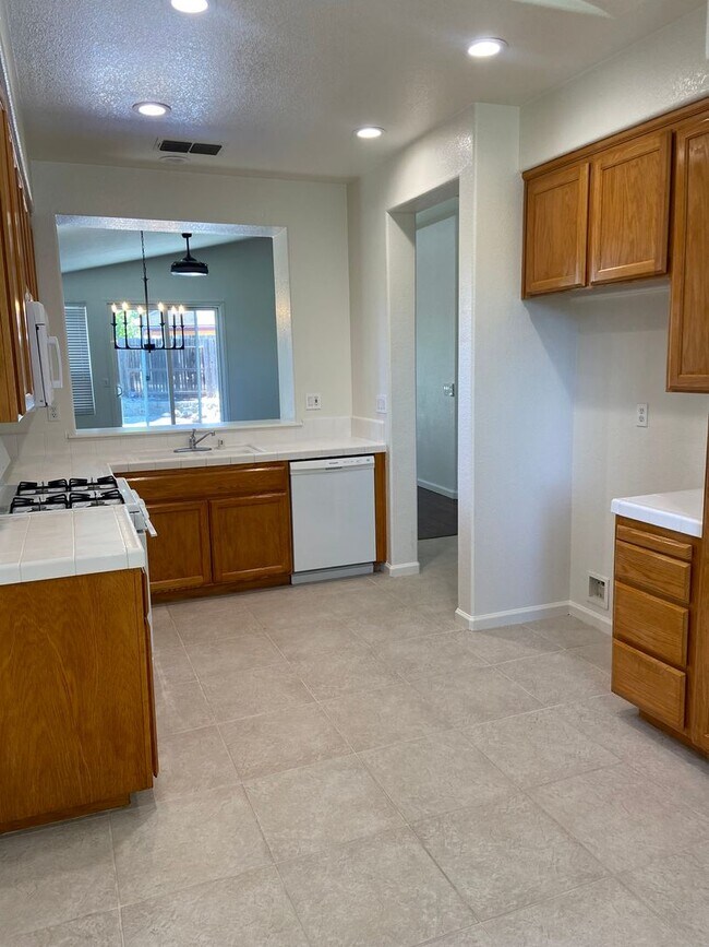 Building Photo - East Roseville - Near Olympus Point - 3 Bdrm, 2 Bath