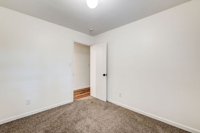 Building Photo - Private Home on Spacious Lot in Browns Sum...