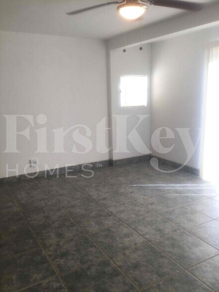 Building Photo - 305 NE Floresta Dr