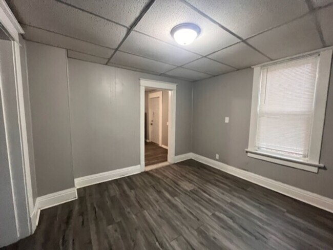 Building Photo - 2 Bedroom 1.5 Bath