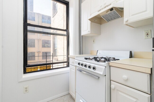 Building Photo - 329 E 94th St