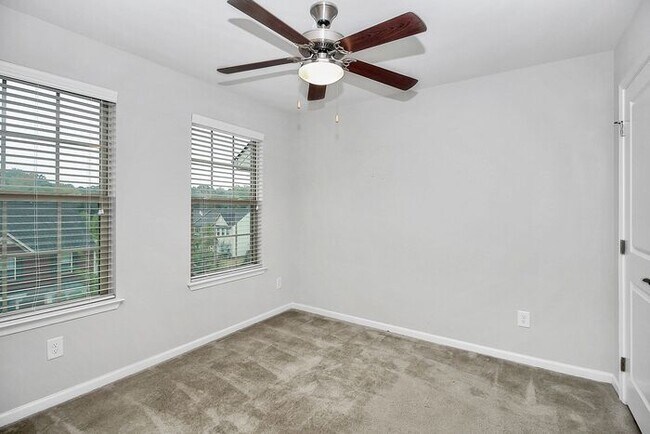 Building Photo - Stunning 3 Story 3BD/2+2HalfBA Townhome in...