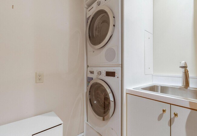 Building Photo - 3230 Volta Pl NW