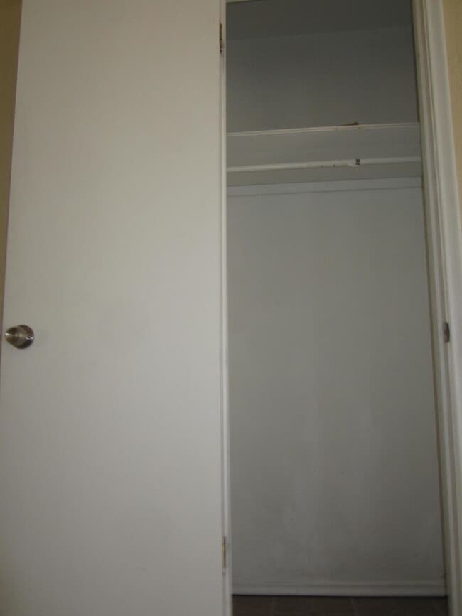 Building Photo - 6717 Southwind Dr