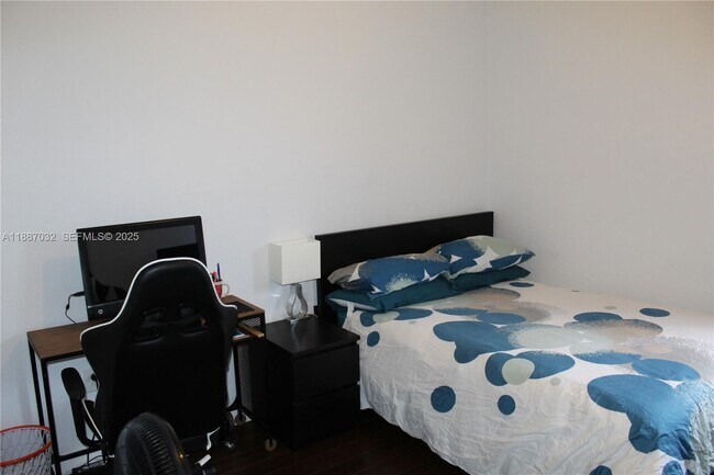 Building Photo - 3728 SE 5th Ct