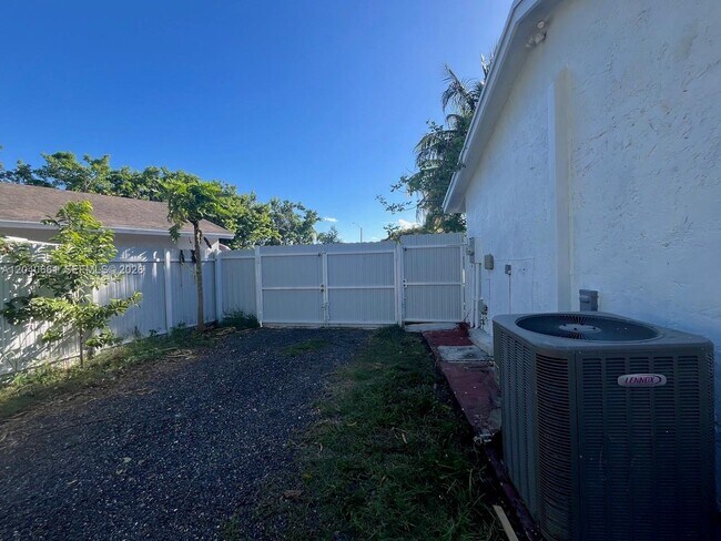 Building Photo - 16805 SW 109th Ct