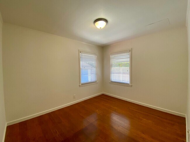 Building Photo - Charming Palo Alto Single-Story Home with Private Backyard