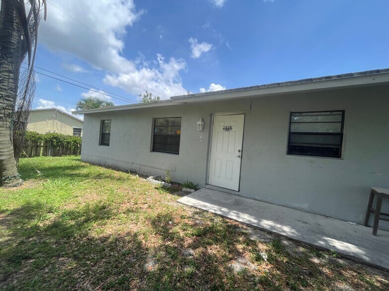 Building Photo - 1639 Barbarie Ln