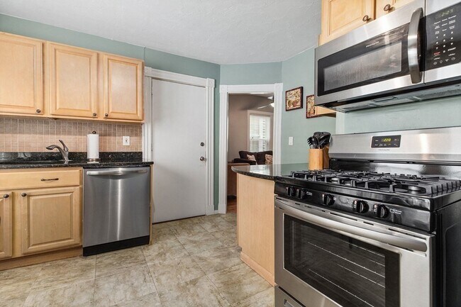 Primary Photo - 84 Willow St