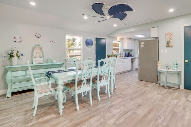 Building Photo - Fully Furnished 2BR/2BA Sarasota Home – Move-In Ready with Entertainment Room Near Siesta Key!