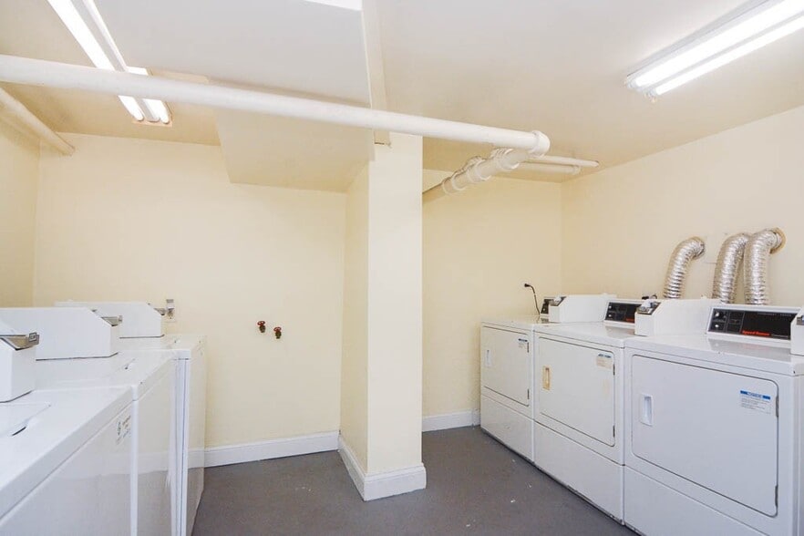 Building Photo - 3733 N Pine Grove Ave