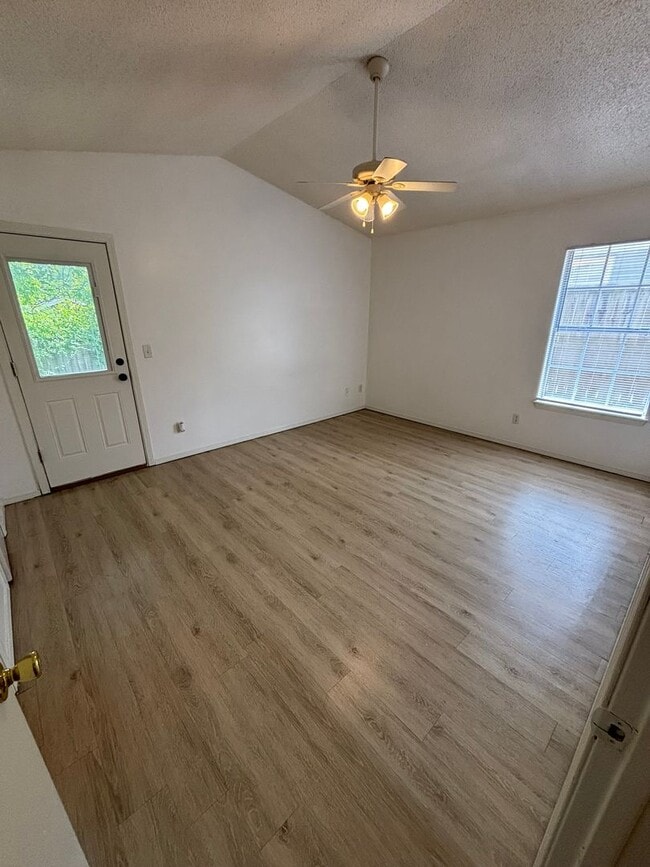 Building Photo - Cozy 2 bedroom 1.5 bath Lawn Maintenance I...
