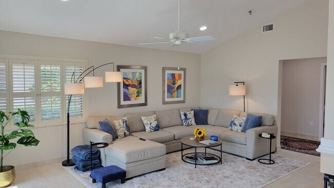 Building Photo - Seasonal/short term renovated 3/3 villa with golf course views on Longboat Key!