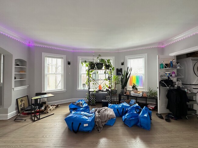 Building Photo - 1352 W Carmen Ave