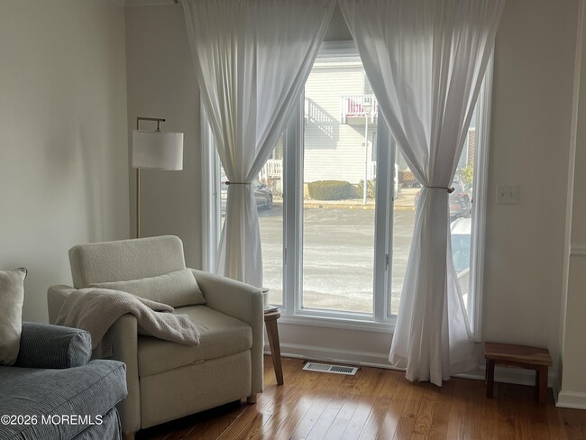 Building Photo - 25 Meadow Ave