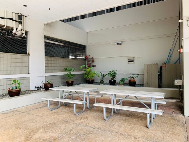 Building Photo - Fully Renovated 2/1/1 at Alexander Towers