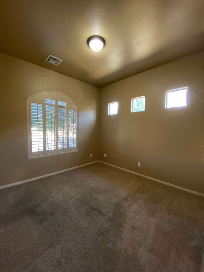 Building Photo - Gorgeous Home, New Carpet & Great Location!