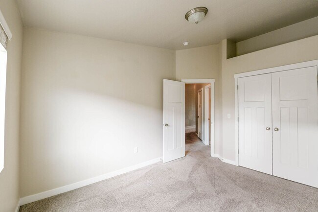 Building Photo - 4 Bed 3.5 Bath Townhome in Bluffdale!!! January Rent Free!!