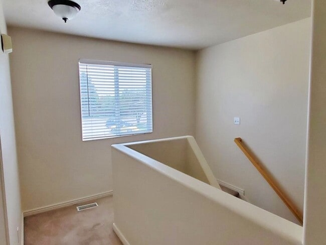 Building Photo - 2 Bd 1.5 Bath Duplex in Milcreek