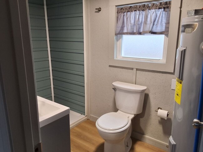 Building Photo - Comfy 2 Bedroom, 1 Bath House located in Radcliff