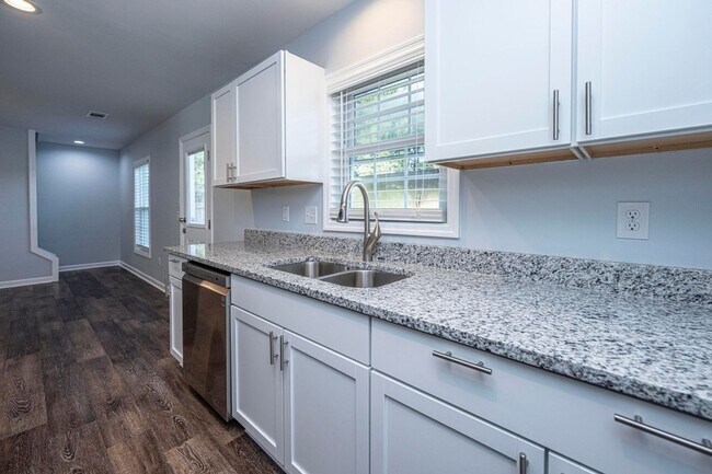 Building Photo - **COMPLETLEY RENOVATED** 4 Bed, 3 Bath Hom...
