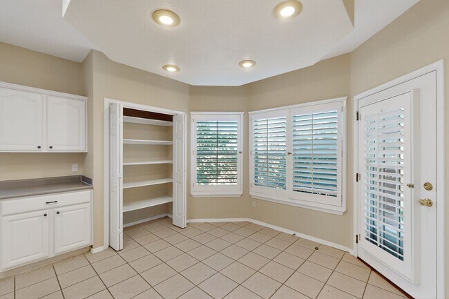 Building Photo - 6017 Ojo De Agua Dr