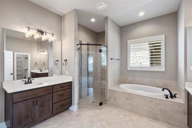 Building Photo - 904 Naranjo Dr